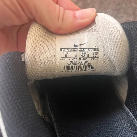 Nike Men’s Air Max Tennis Shoes White and Black with Red Trim - Picture 6 of 7